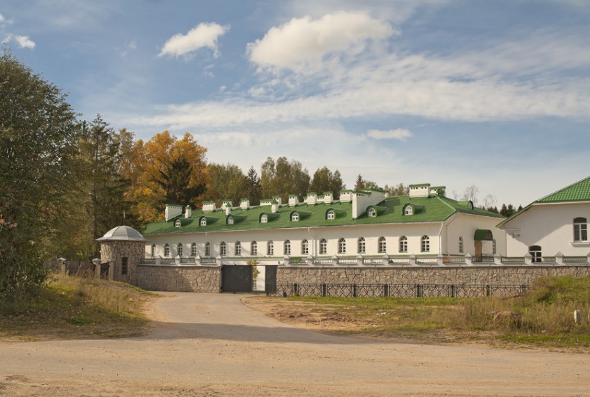 Спасо-Елеазаровский женский монастырь, Елизарово (Псковский район, Псковская область). фасады, Административный корпус монастыря