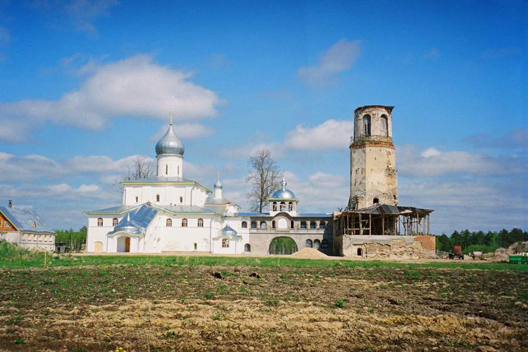 Крыпецкое. Иоанно-Богословский Савво-Крыпецкий мужской монастырь. общий вид в ландшафте