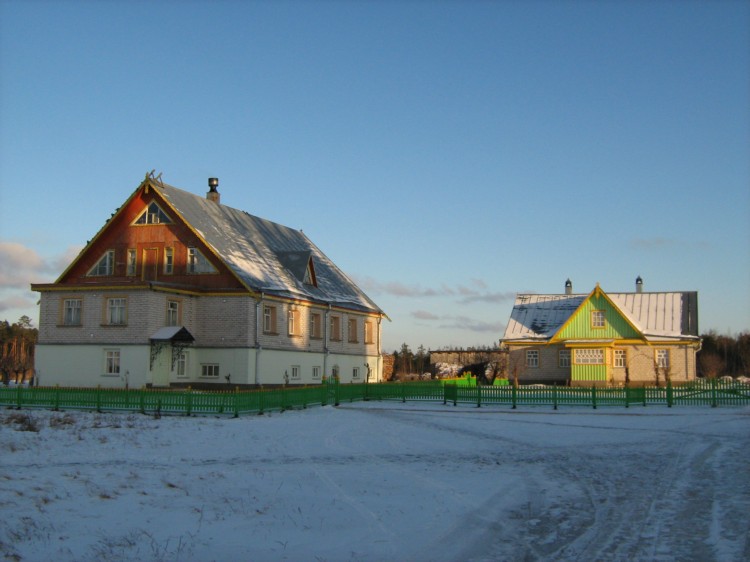 Иоанно-Богословский Савво-Крыпецкий мужской монастырь, Крыпецкое (Псковский район, Псковская область). дополнительная информация, деревянные постройки на территории монастыря