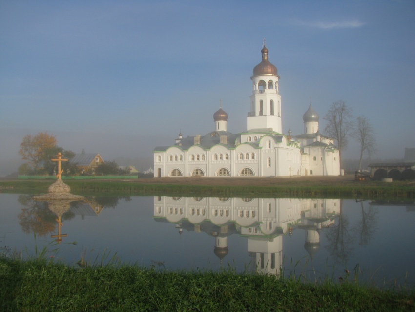 Крыпецкое. Иоанно-Богословский Савво-Крыпецкий мужской монастырь. общий вид в ландшафте