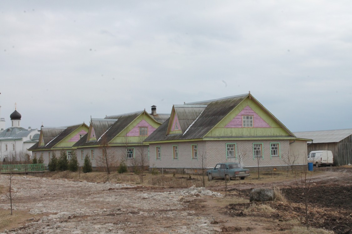 Иоанно-Богословский Савво-Крыпецкий мужской монастырь, Крыпецкое (Псковский район, Псковская область). дополнительная информация, Кельи