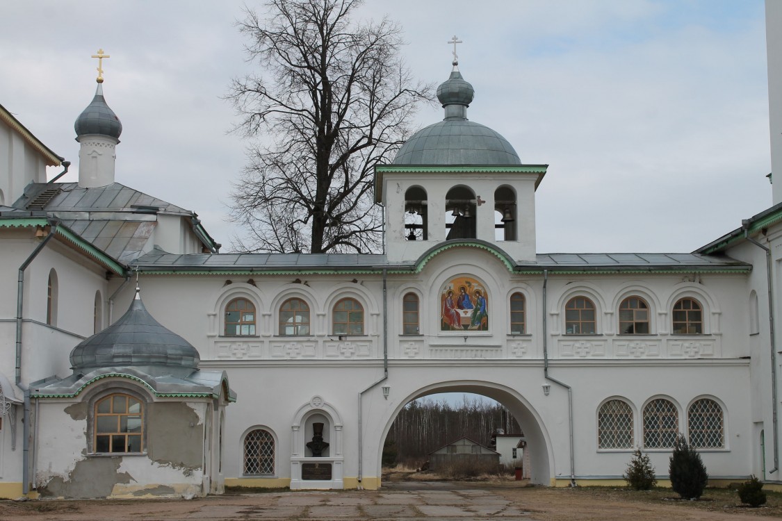 Крыпецкое. Иоанно-Богословский Савво-Крыпецкий мужской монастырь. фасады, Галерея со звонницей