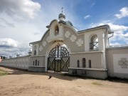 Иоанно-Богословский Савво-Крыпецкий мужской монастырь, Врата монастыря с восстановленной оградой<br>, Крыпецкое, Псковский район, Псковская область