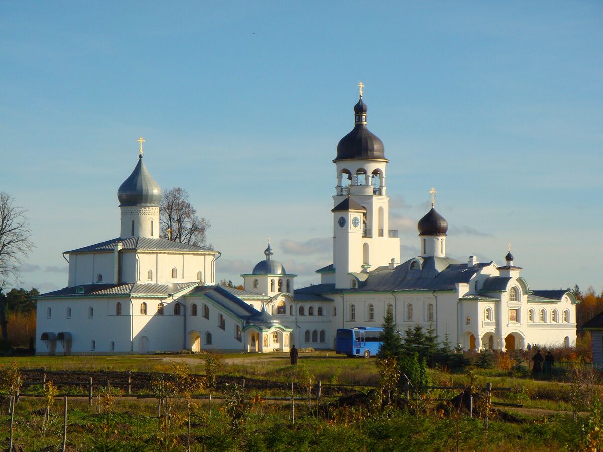 Иоанно-Богословский Савво-Крыпецкий мужской монастырь, Крыпецкое (Псковский район, Псковская область). общий вид в ландшафте