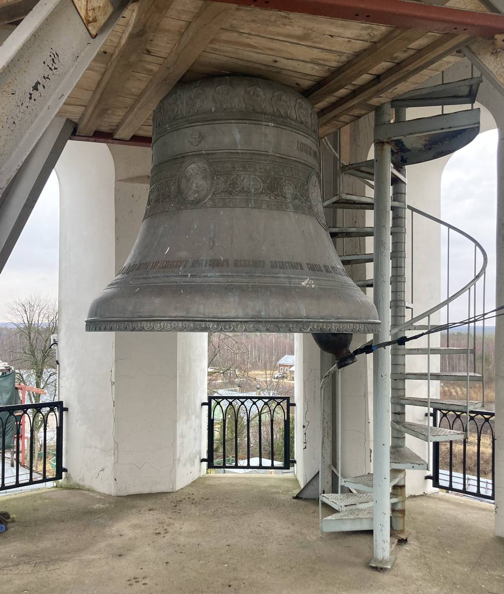 Четвертый ярус колокольни. Большой благовестник весом 4150 кг, архитектурные детали. Иоанно-Богословский Савво-Крыпецкий мужской монастырь, Крыпецкое (Псковский район, Псковская область)