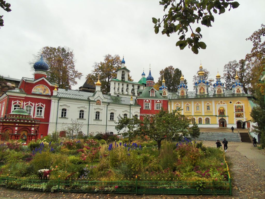 Печоры. Успенский Псково-Печерский монастырь. фасады, Основной комплекс