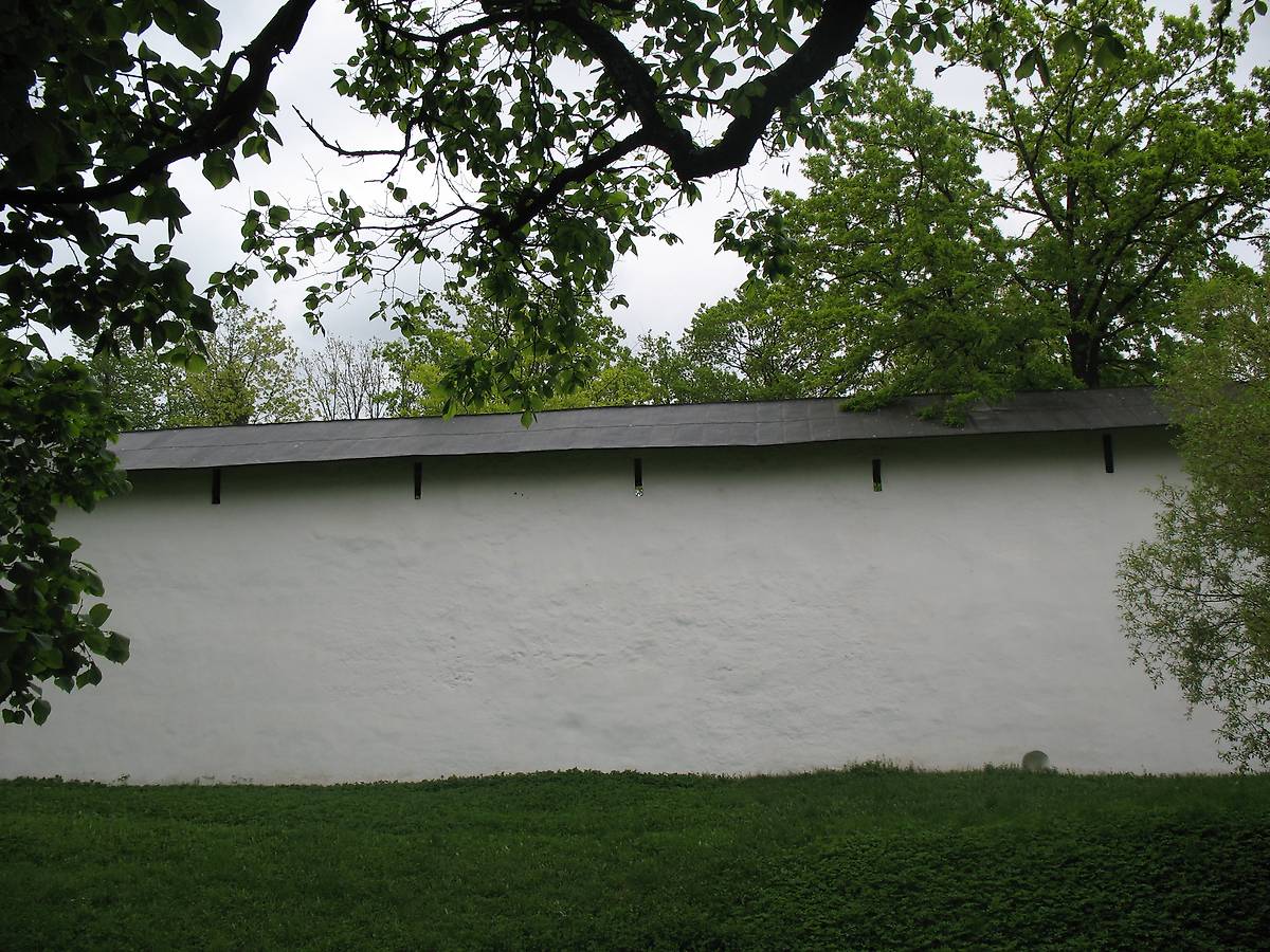 место пролома крепостной стены Стефаном Баторием (неровная стена), дополнительная информация. Успенский Псково-Печерский монастырь, Печоры (Печорский район, Псковская область)