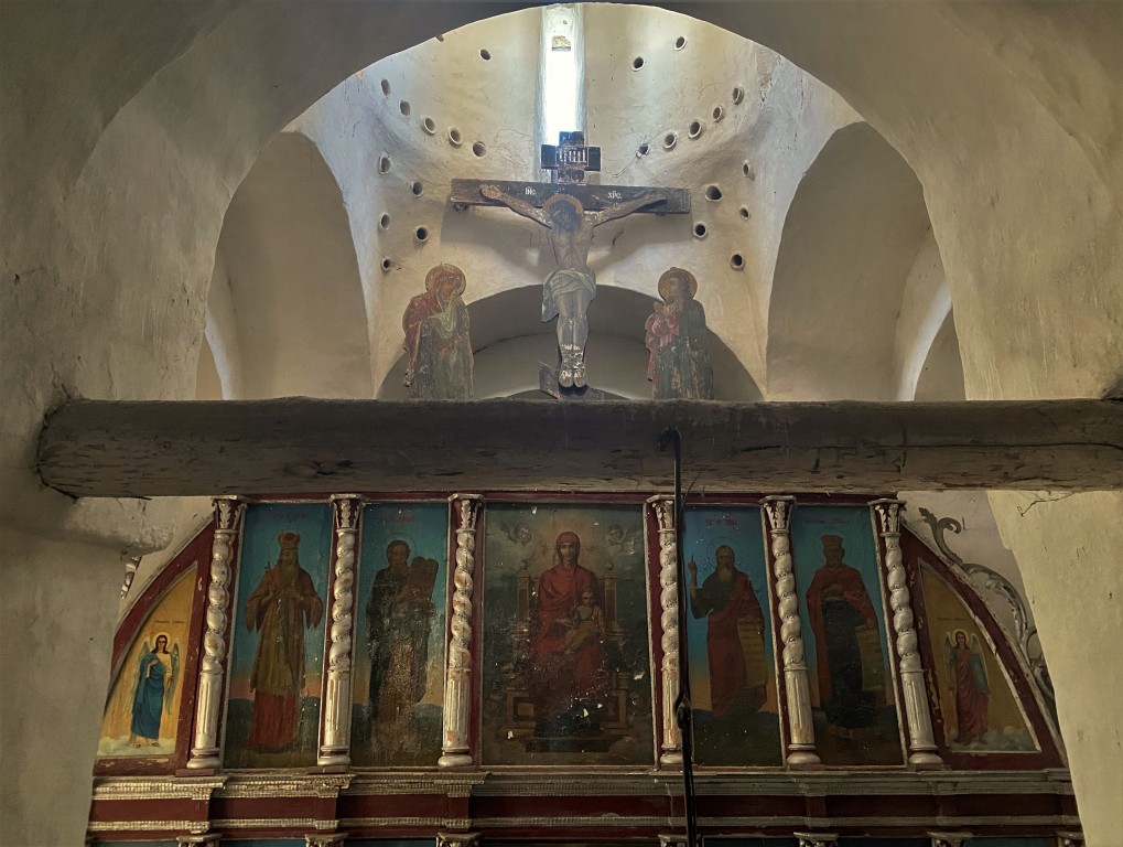 Церковь Покрова Пресвятой Богородицы, Болотово (Псковский район, Псковская область). интерьер и убранство, Верхний ярус иконостаса и Распятие, вид с хоров