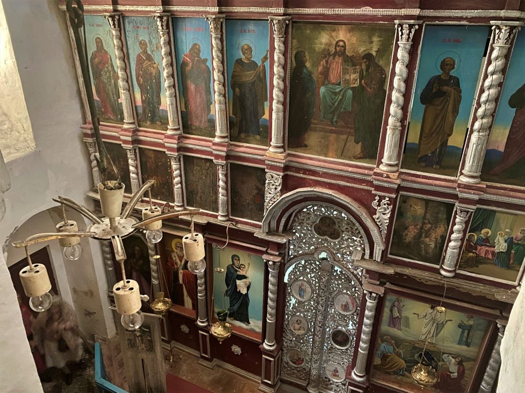 Церковь Покрова Пресвятой Богородицы, Болотово (Псковский район, Псковская область). интерьер и убранство, Вид на иконостас с хоров