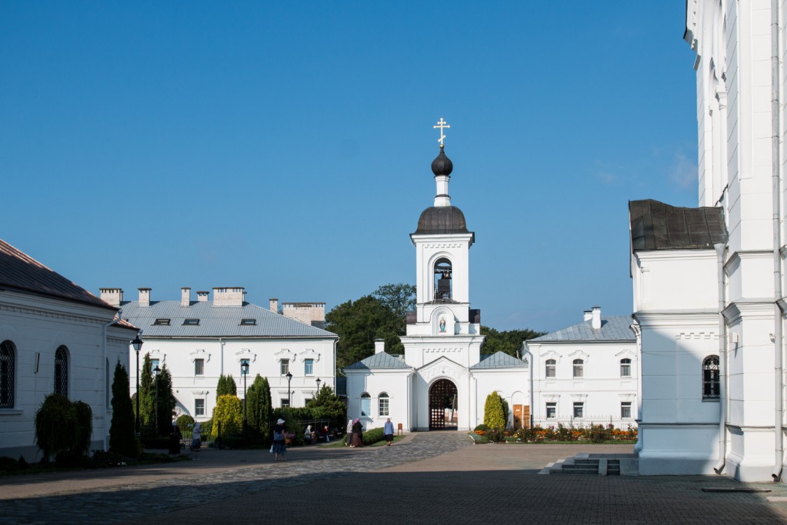 Полоцк. Спасо-Евфросиниевский женский монастырь. фасады, Сестринские корпуса, врата и колокольня