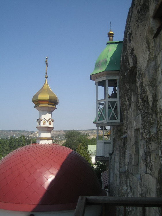 Инкерманский Климентовский мужской монастырь, Инкерман (Балаклавский район, г. Севастополь). фасады, Вид с балкона пещерного храма на купола