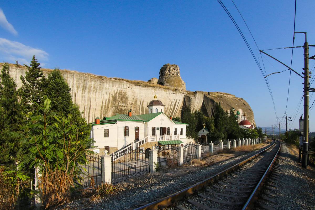 общий вид в ландшафте. Инкерманский Климентовский мужской монастырь, Инкерман (Балаклавский район, г. Севастополь)