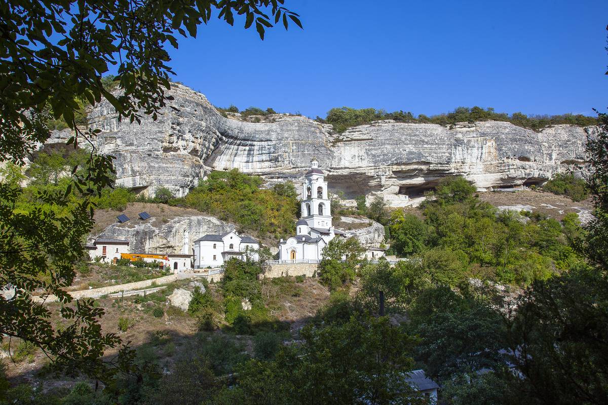 общий вид в ландшафте. Успенский мужской монастырь, Бахчисарай (Бахчисарайский район, Республика Крым)