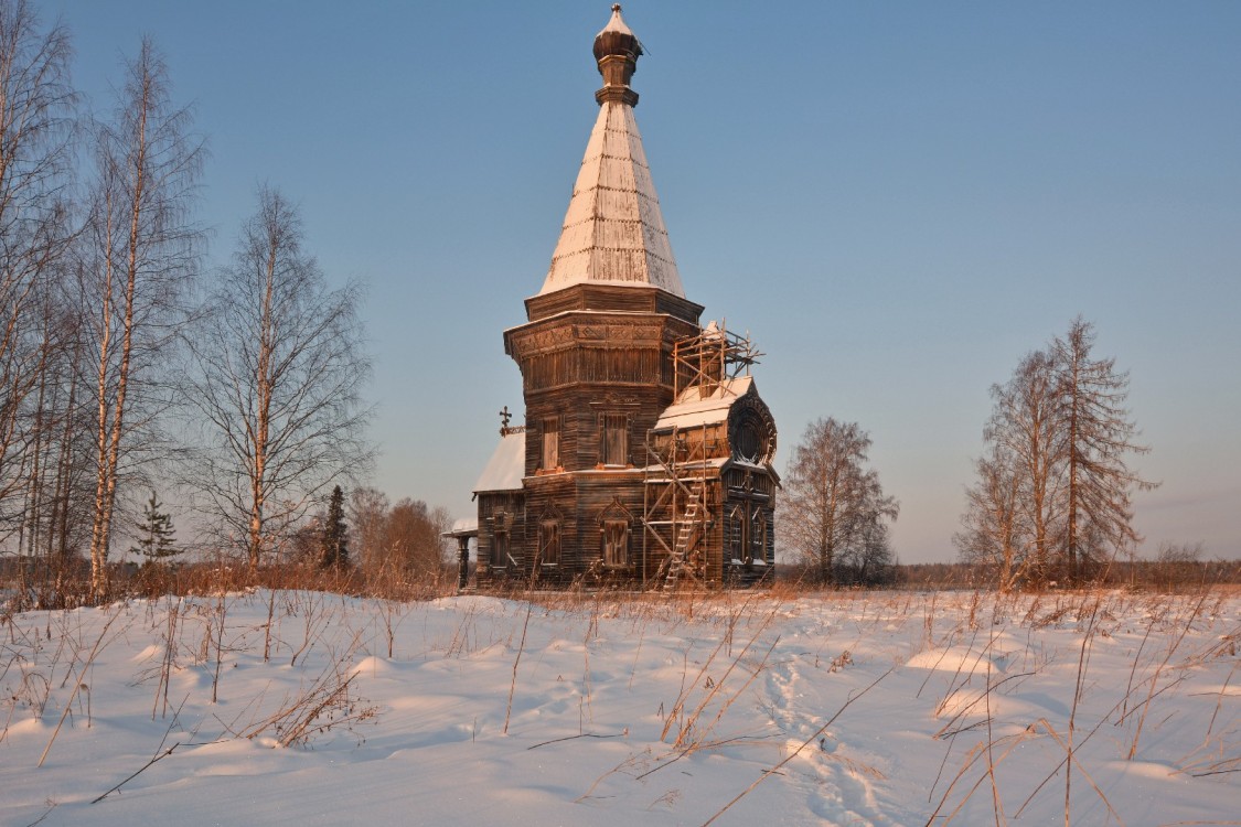Сретено-Михайловская церковь, Красная Ляга, урочище (Каргопольский район, Архангельская область). фасады, Вид с юго-востока