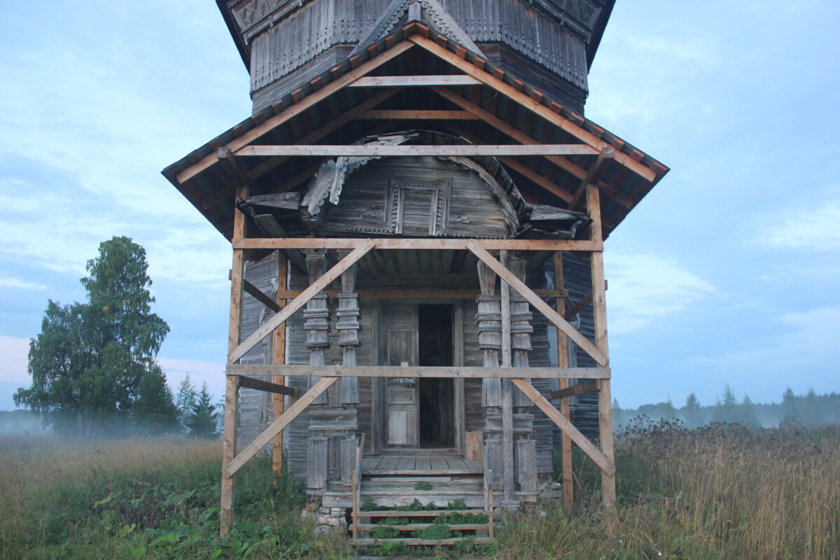 Сретено-Михайловская церковь, Красная Ляга, урочище (Каргопольский район, Архангельская область). документальные фотографии, Вход в храм