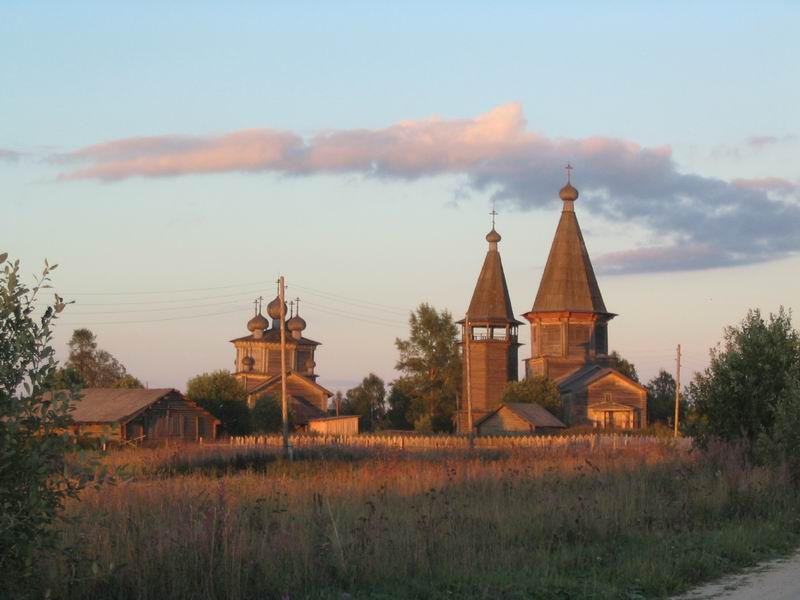 Храмовый комплекс Лядинского погоста, Столетовская (Лядины) (Каргопольский район, Архангельская область). общий вид в ландшафте, На закате