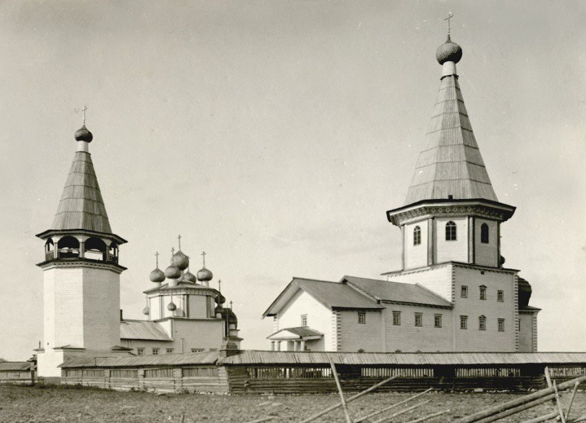 Храмовый комплекс Лядинского погоста, Столетовская (Лядины) (Каргопольский район, Архангельская область). архивная фотография, С сайта Руниверс runivers.ru/gallery/ photogallery/photo/51116/