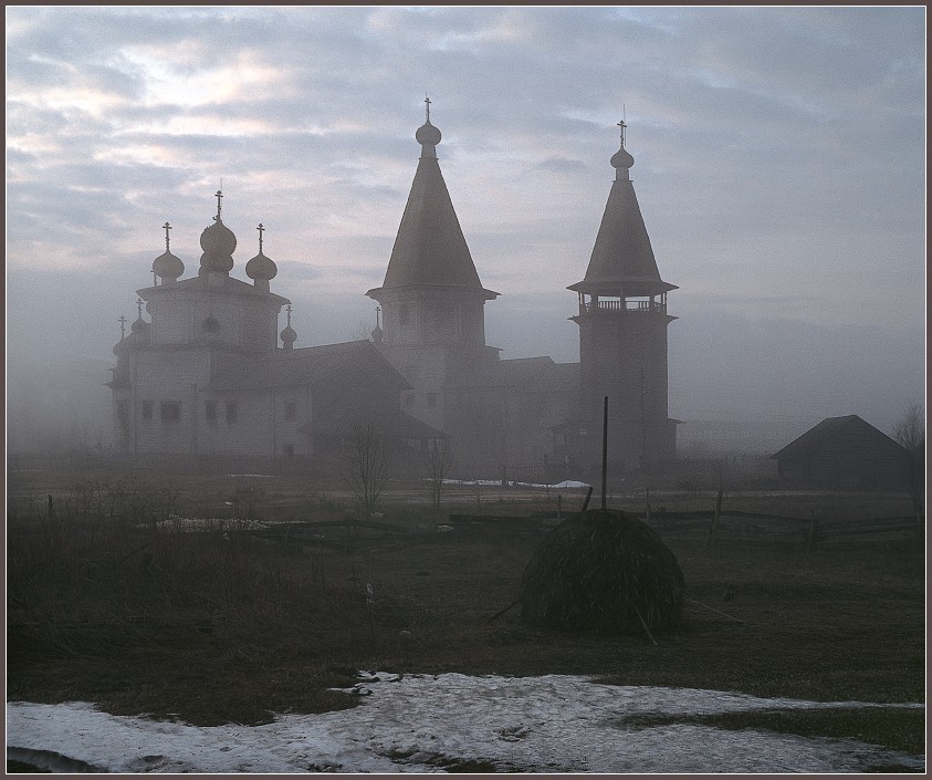Храмовый комплекс Лядинского погоста, Столетовская (Лядины) (Каргопольский район, Архангельская область). фасады, Вид на ансамбль из огорода Бутиных