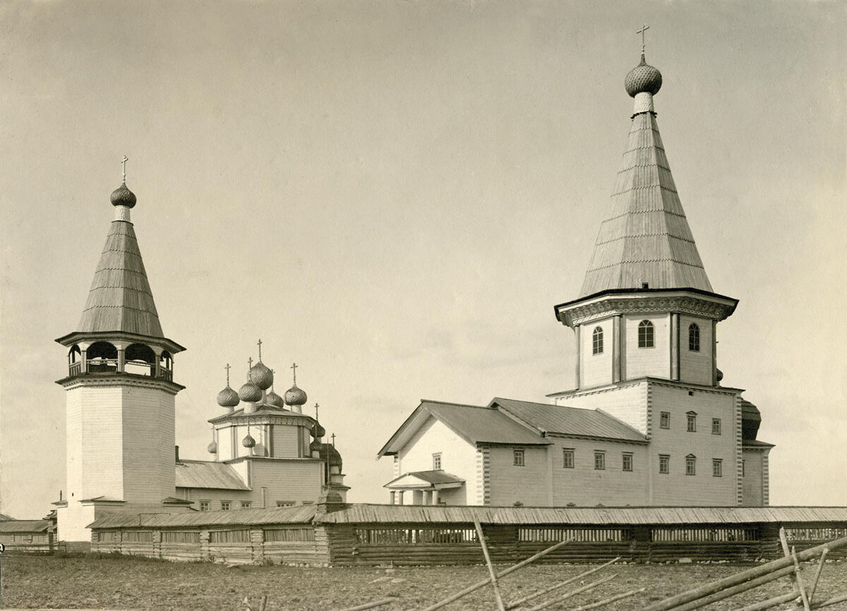 Храмовый комплекс Лядинского погоста, Столетовская (Лядины) (Каргопольский район, Архангельская область). архивная фотография, Фото 1900-х гг. с https://onegaonline.ru/seef.php?razdel=%D0%9B%D1%8F%D0%B4%D0%B8%D0%BD%D1%8B&x=%D0%BE%D0%B1%D1%89%D0%B8%D0%B9%20%D1%80%D0%B0%D0%B7%D0%B4%D0%B5%D0%BB&v=22703