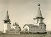 Храмовый комплекс Лядинского погоста, Фото 1900-х гг. с https://onegaonline.ru/seef.php?razdel=%D0%9B%D1%8F%D0%B4%D0%B8%D0%BD%D1%8B&x=%D0%BE%D0%B1%D1%89%D0%B8%D0%B9%20%D1%80%D0%B0%D0%B7%D0%B4%D0%B5%D0%BB&v=22703<br>, Столетовская (Лядины), Каргопольский район, Архангельская область