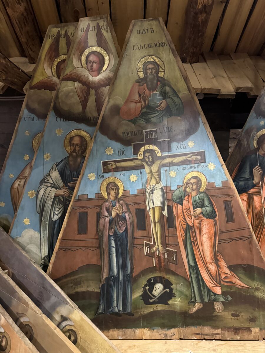 Церковь Георгия Победоносца, Порженский погост, урочище (Плесецкий район, Архангельская область). дополнительная информация, Демонтированные при реставрации небеса в Рухлядном амбаре в Вершинине