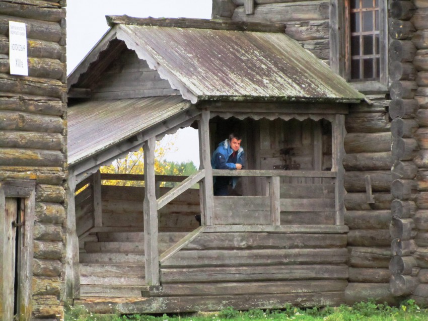 Заляжье (Саунино). Церковь Иоанна Златоуста на Саунинском погосте. документальные фотографии, крыльцо