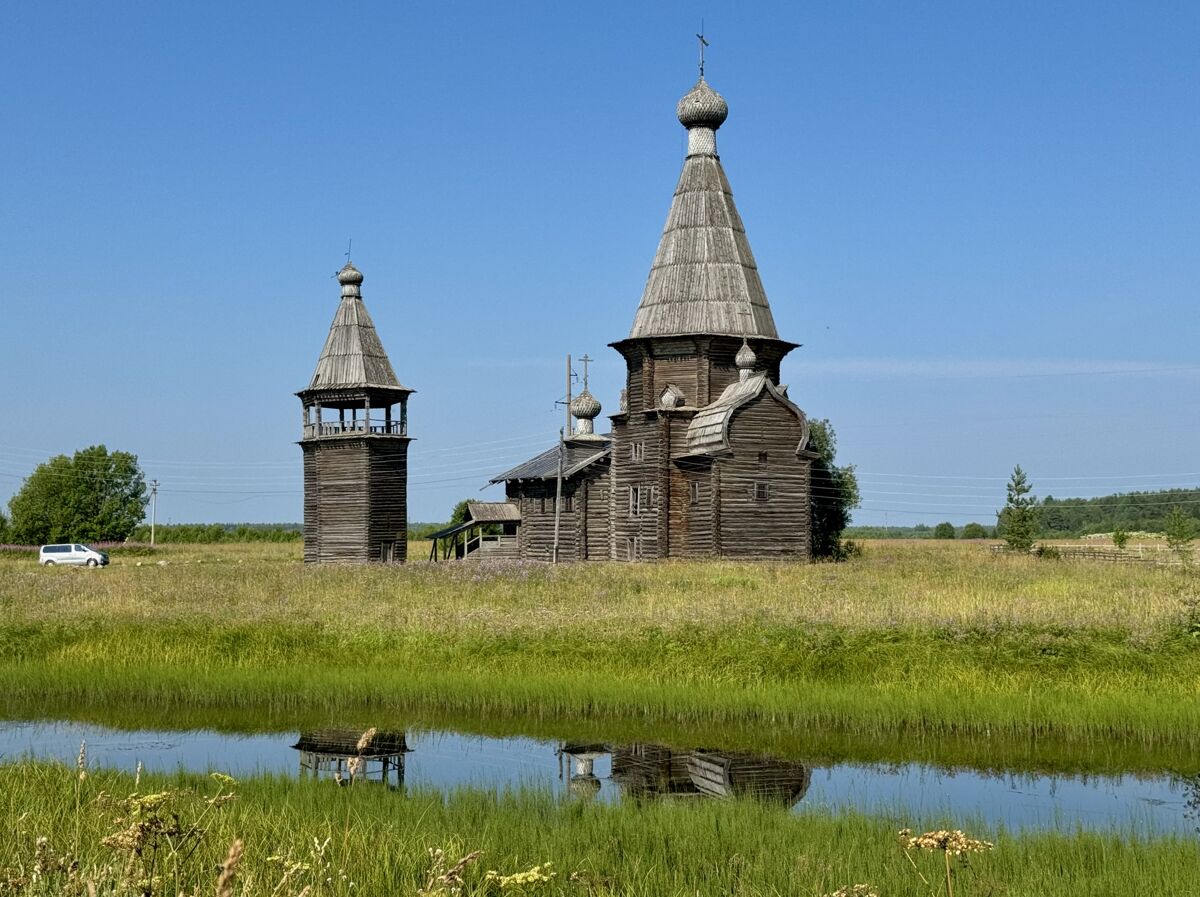 Церковь Иоанна Златоуста на Саунинском погосте, Заляжье (Саунино) (Каргопольский район, Архангельская область). общий вид в ландшафте, Вид с востока через пруд