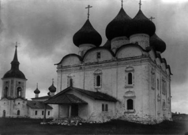 Церковь Воскресения Христова, Каргополь (Каргопольский район, Архангельская область). архивная фотография, Слева каменная церковь Спаса Всемилостивого 18 века с колокольней 19 века, снесена в 1930-е годы.  Справа Воскресенская церковь 1675-1700 гг..