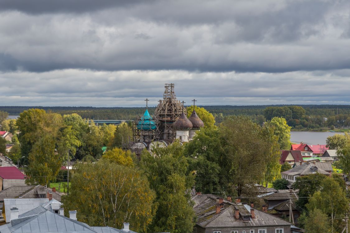 Церковь Воскресения Христова, Каргополь (Каргопольский район, Архангельская область). общий вид в ландшафте, Вид с востока, с соборной колокольни