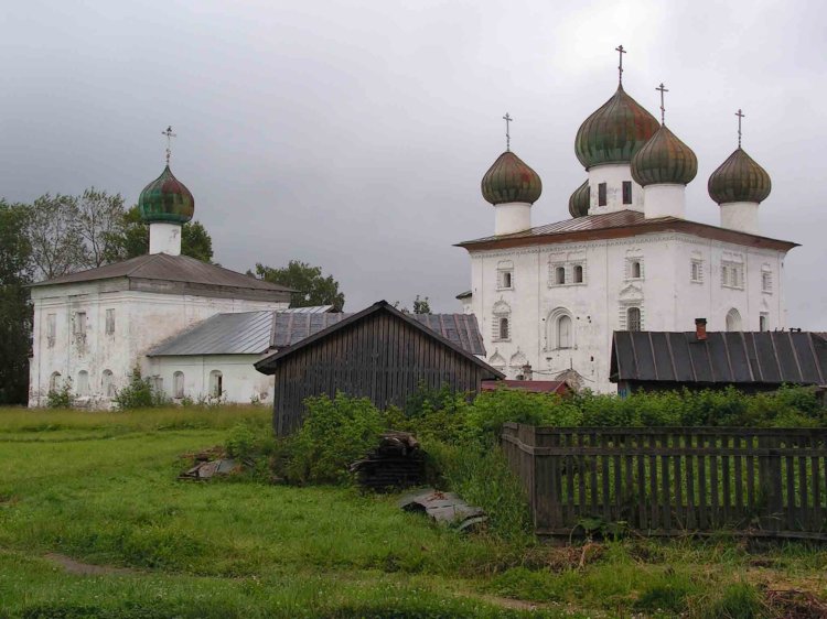 Каргополь. Храмовый комплекс. Церкви Николая Чудотворца и Благовещения Пресвятой Богородицы. общий вид в ландшафте, Фото Людмилы Васильковой