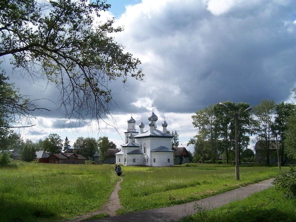 Каргополь. Церковь Рождества Пресвятой Богородицы. общий вид в ландшафте