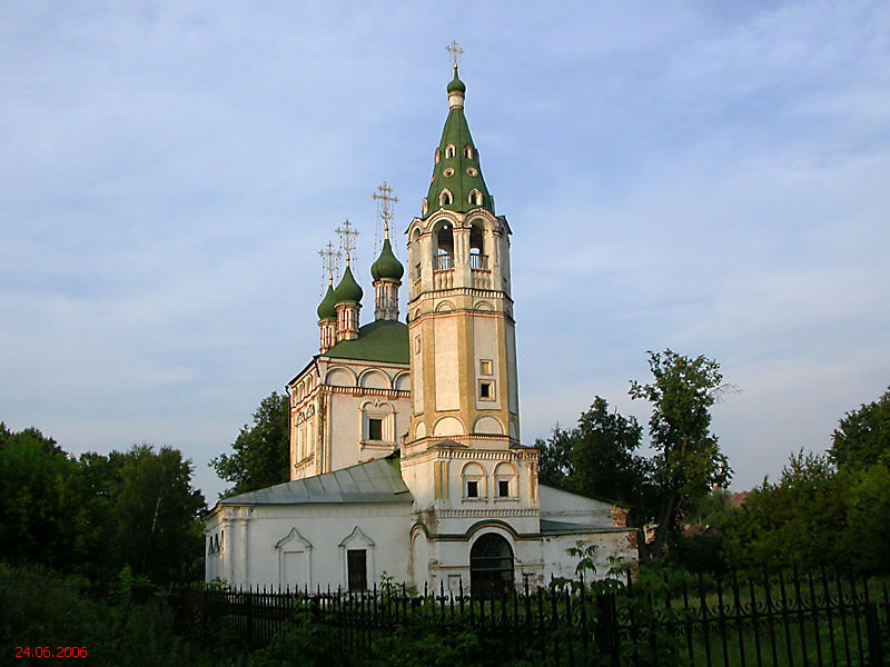 Церковь Троицы Живоначальной, Серпухов (Серпуховский городской округ и гг. Протвино, Пущино, Московская область). общий вид в ландшафте