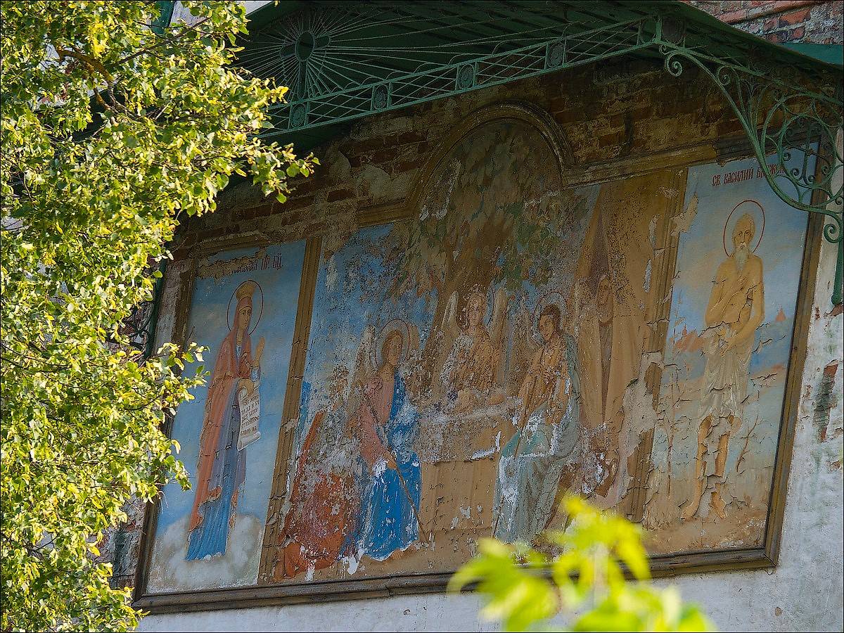 Трёхстворчатый киот. Фреска на восточной стороне, над апсидой., архитектурные детали. Церковь Троицы Живоначальной, Серпухов (Серпуховский городской округ и гг. Протвино, Пущино, Московская область)