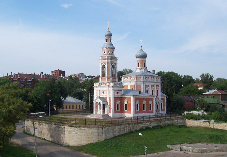 Серпухов. Церковь Успения Пресвятой Богородицы. общий вид в ландшафте, вид с кремлёвского вала		      