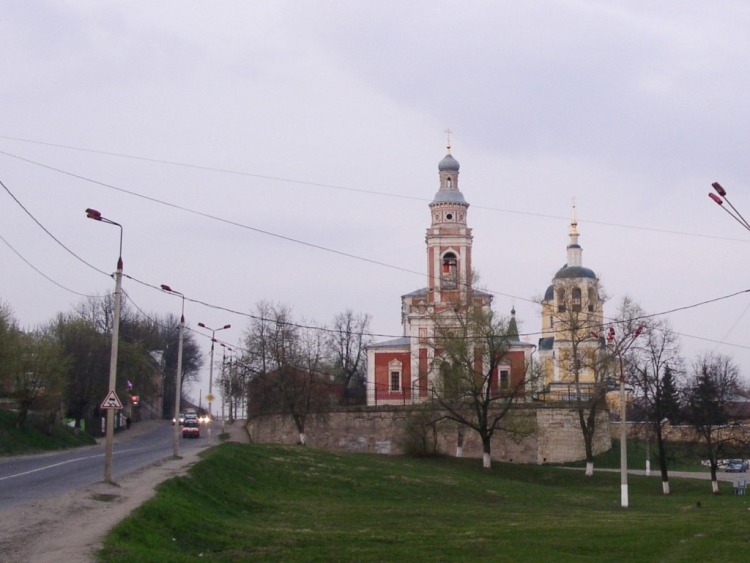 Церковь Успения Пресвятой Богородицы, Серпухов (Серпуховский городской округ и гг. Протвино, Пущино, Московская область). дополнительная информация, вид с юго-запада на ансамбль Успенской (слева) и Ильинской церквей		      