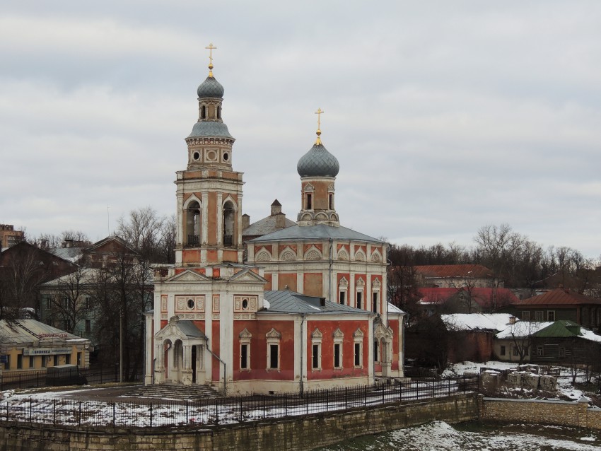 Серпухов. Церковь Успения Пресвятой Богородицы. общий вид в ландшафте