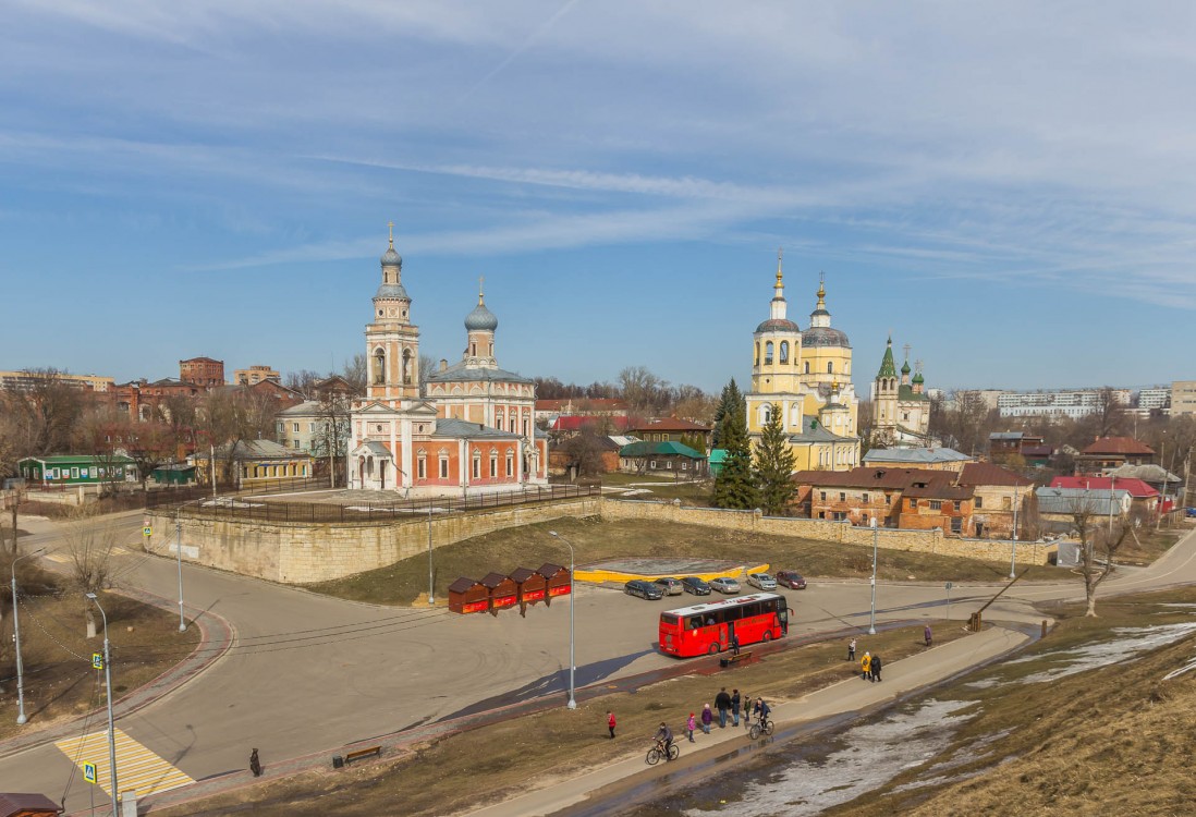 Церковь Успения Пресвятой Богородицы, Серпухов (Серпуховский городской округ и гг. Протвино, Пущино, Московская область). фасады, Ансамбль посадских храмов с соборной горки. Успенский храм слева на переднем плане.