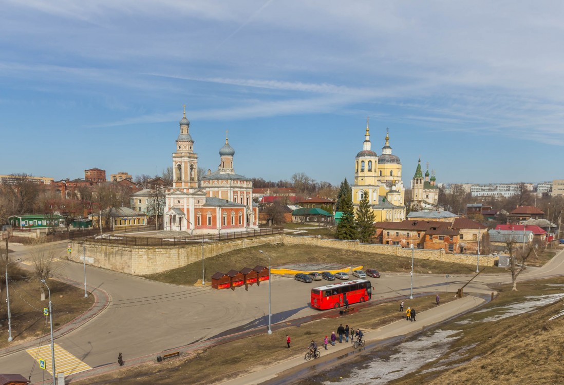 Серпухов. Церковь Успения Пресвятой Богородицы. фасады, Ансамбль посадских храмов с соборной горки. Успенский храм слева на переднем плане.