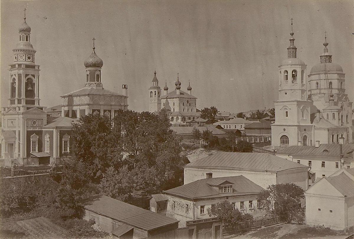 Вид на Успенскую церковь (слева) и на церкви городского посада. Фото 1899 г. Фотограф: Владимир Дмитриевич Машуков., архивная фотография. Церковь Успения Пресвятой Богородицы, Серпухов (Серпуховский городской округ и гг. Протвино, Пущино, Московская область)
