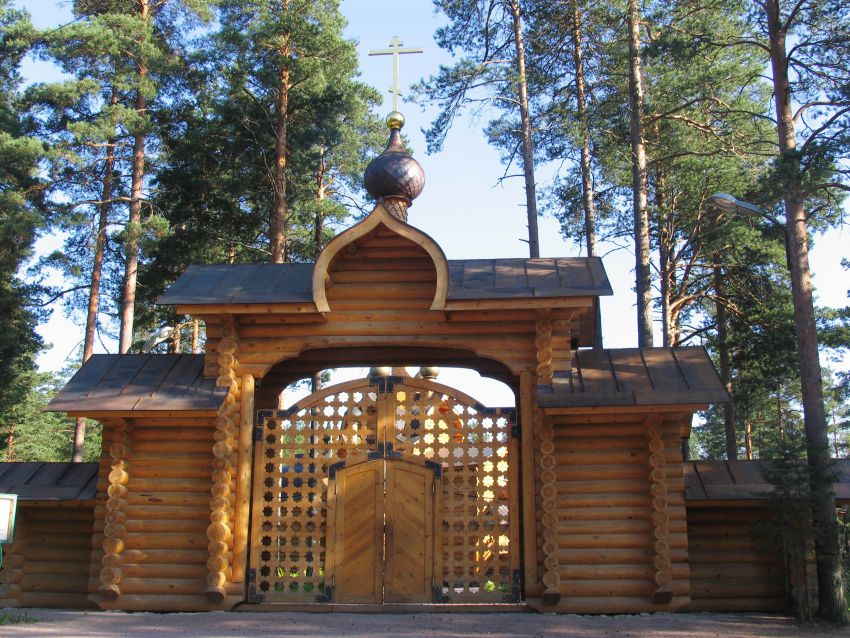 Церковь Всех Русских Святых, Сосново (Приозерский район, Ленинградская область). дополнительная информация, Святые ворота.