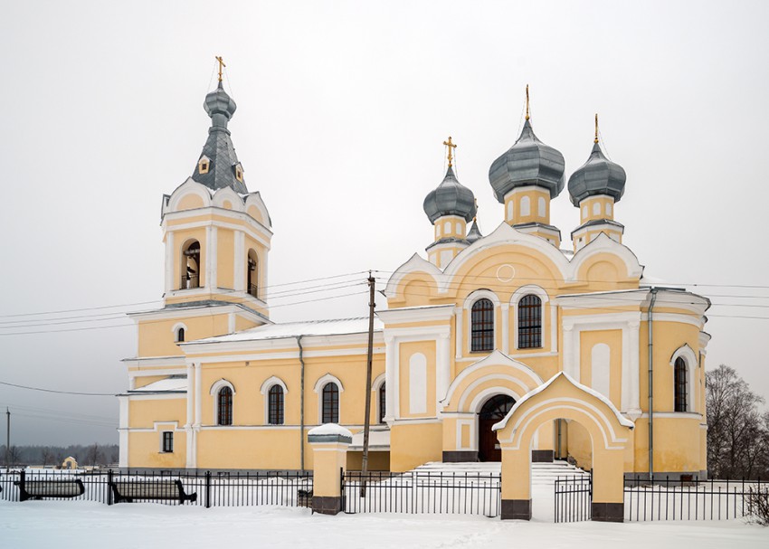 Лезье. Церковь Успения Пресвятой Богородицы. фасады, Вид с юго-восточной стороны.