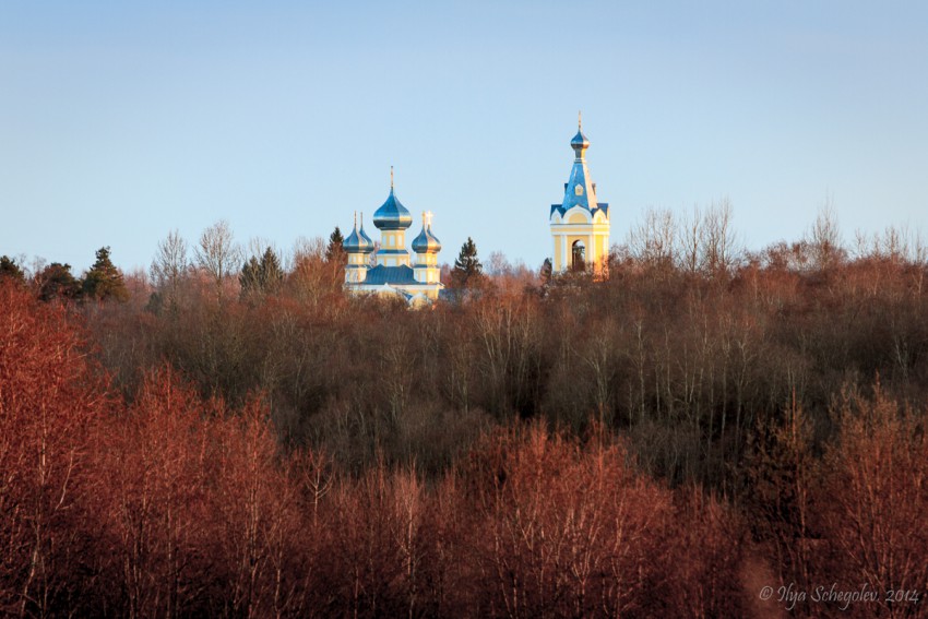 Церковь Успения Пресвятой Богородицы, Лезье (Кировский район, Ленинградская область). общий вид в ландшафте