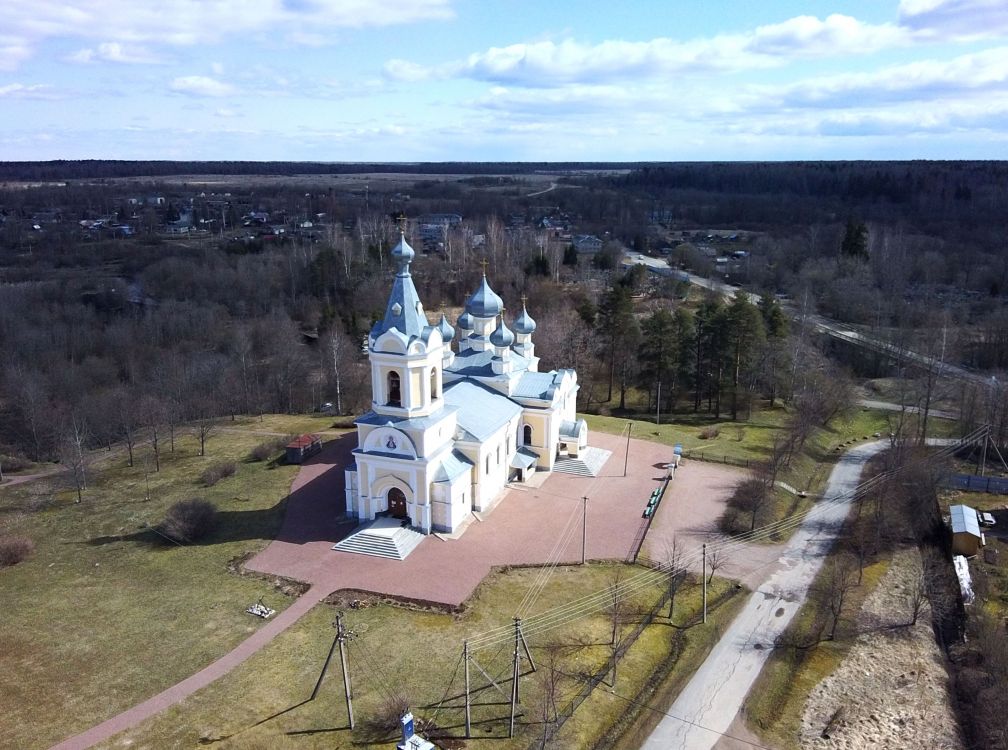 Лезье. Церковь Успения Пресвятой Богородицы. общий вид в ландшафте