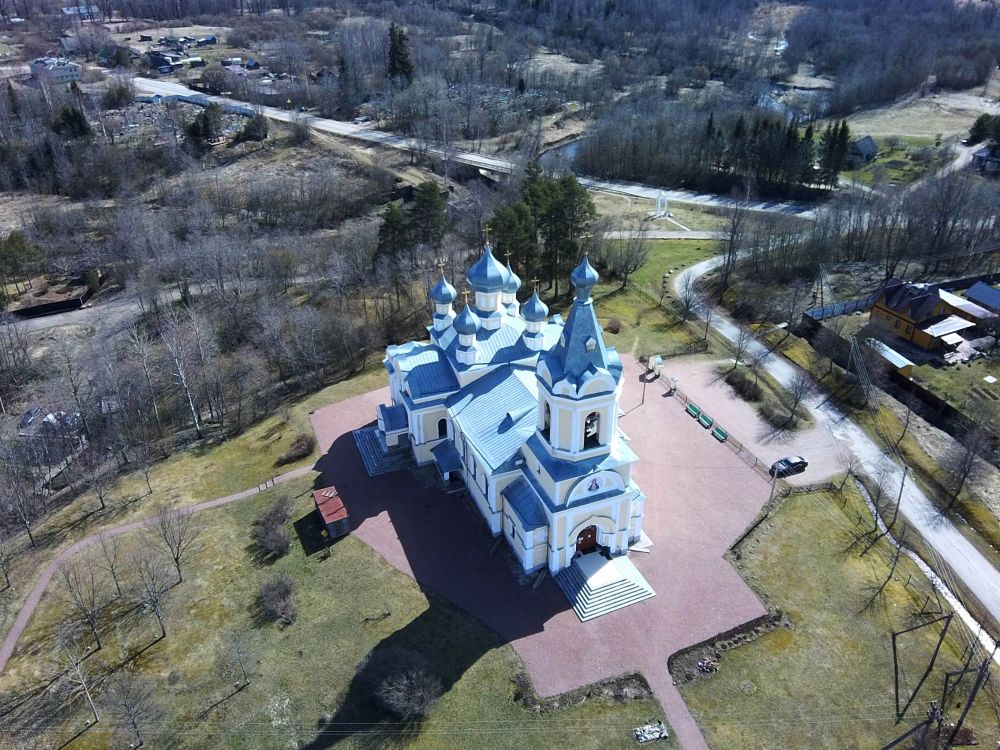 Церковь Успения Пресвятой Богородицы, Лезье (Кировский район, Ленинградская область). общий вид в ландшафте
