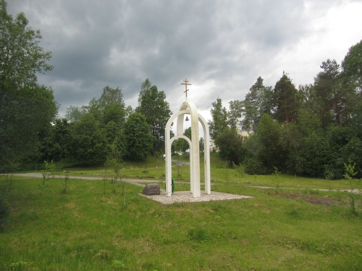 Церковь Успения Пресвятой Богородицы, Лезье (Кировский район, Ленинградская область). дополнительная информация, Часовенка-звонница на территории церкви