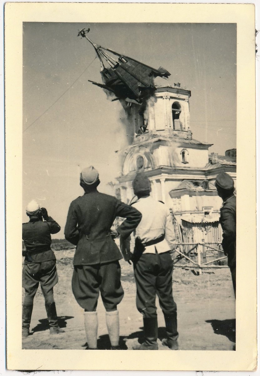 Сброс разрушенного обстрелом шатра. Фото 1943 г. с аукциона e-bay.de, архивная фотография. Церковь Успения Пресвятой Богородицы, Лезье (Кировский район, Ленинградская область)