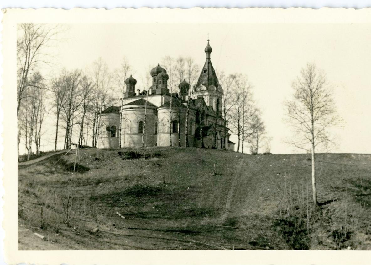 Редкий ракурс с северо-восточной стороны. Фото 1941 г. с аукциона e-bay.de, архивная фотография. Церковь Успения Пресвятой Богородицы, Лезье (Кировский район, Ленинградская область)
