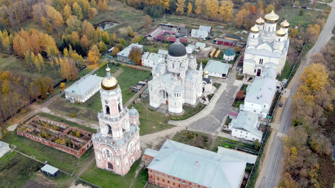 Казанский монастырь, Вышний Волочёк (Вышневолоцкий район и г. Вышний Волочёк, Тверская область). общий вид в ландшафте