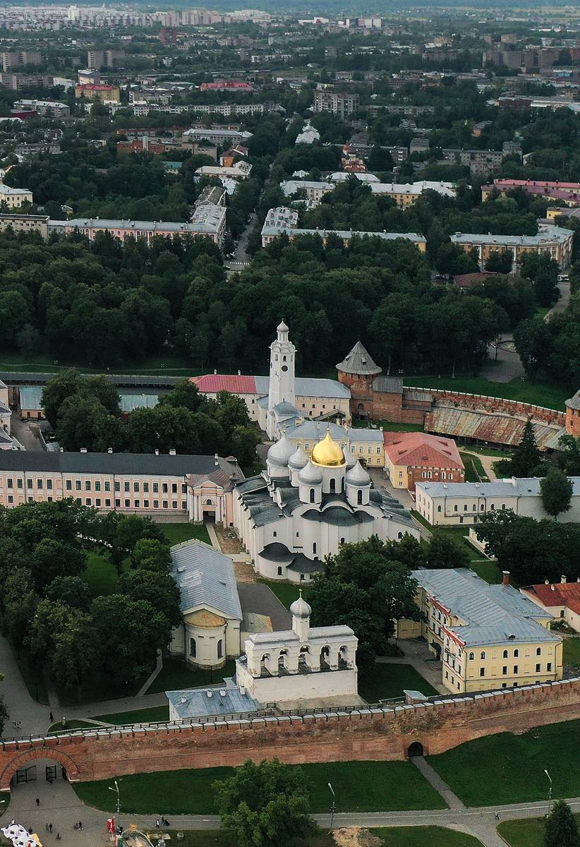 общий вид в ландшафте. Кремль. Собор Софии, Премудрости Божией, Великий Новгород (Великий Новгород, город, Новгородская область)