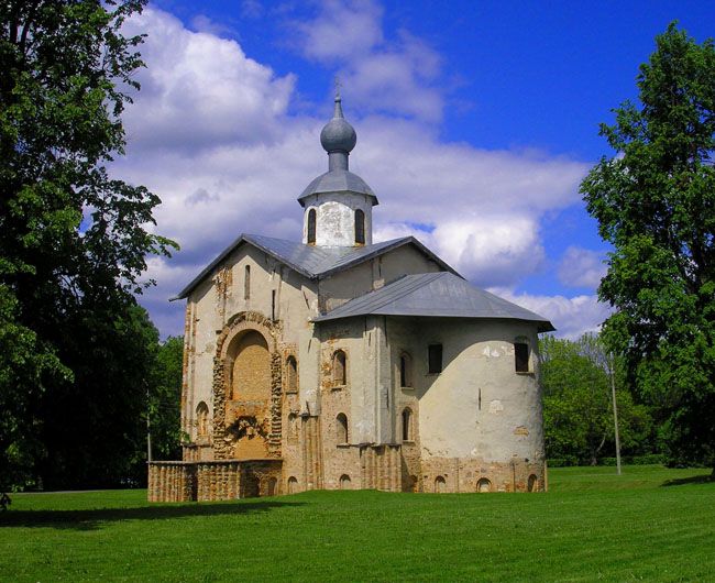 Церковь Параскевы Пятницы на Торгу, Великий Новгород (Великий Новгород, город, Новгородская область). фасады, Церковь св. Параскевы Пятницы.Постройка начала XIII века. Вид с востока с алтарной стороны.